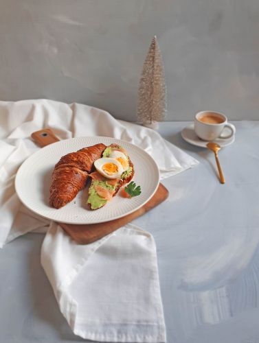 : lazacos croissant, avokádókrémmel, főtt tojással