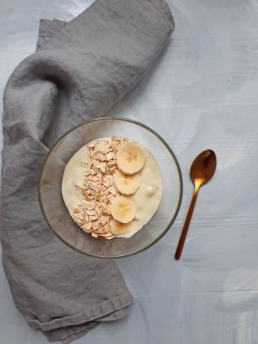 cukormentes nasi: vaníliás-banános krémjoghurt zabpehellyel